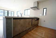 対面式カウンターキッチンでお子様の様子が見守れます。カウンタートップは耐熱性に優れており、日ごろのお掃除もふき取るだけでＯＫ。ステンレスシンクも簡単にお掃除できますよ。