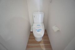 温水洗浄機付トイレです。節水機能もあるので、安心して使えますね。もちろん、1階2階の2ヶ所にトイレがあるので、忙しい朝にもゆとりができますね。