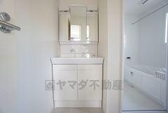 三面鏡つき洗面台。収納も一体型になっているので、ドライヤーやヘアアイロンの置き場に困りませんね。