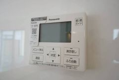 キッチン横に給湯器リモコンを設置していますので、忙しい時間帯でもスイッチ一つでお風呂の用意ができますよ＾＾
