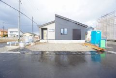 駐車スペースはゆとりある3台分を確保。マイカー用に、お客さま用に、余裕を持ってご利用いただけます。