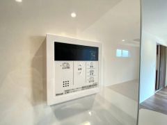 キッチン横からお湯張り、追い炊き、足し湯がボタン一つで楽々操作できる給湯機リモコンです＾＾忙しい夕飯の準備の時間帯に重宝しますね。