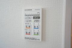 雨の日の洗濯も安心できる浴室暖房乾燥機付き浴室。リモコンで操作もボタン1つで簡単。 浴室暖房乾燥機には、暖房、乾燥、涼風、換気の4つの機能が付いています。タイマー付きです。