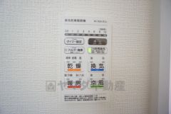 雨の日の洗濯も安心できる浴室暖房乾燥機付き浴室。リモコンで操作もボタン1つで簡単。 浴室暖房乾燥機には、暖房、乾燥、涼風、換気の4つの機能が付いています。タイマー付きです。