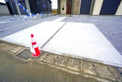 カースペースは停めやすい並列駐車4台。