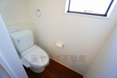 温水洗浄機付トイレです。節水機能もあるので、安心して使えますね。もちろん、1階2階の2ヶ所にトイレがあるので、忙しい朝にもゆとりができますね。