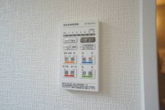 浴室換気暖房乾燥機付きなので、雨の日も気にせず洗濯物が干せます。