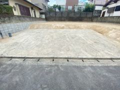 こちらの家には停めやすい並列駐車が2台分ついてます。