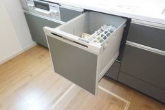 家事の時間が短縮できる食器洗浄乾燥機付。後片付けもラクラクです。 食器を洗う手間が減るので家族とのコミュニケーションの時間や自分の時間が増えますね。