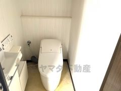 温水洗浄機付トイレです。節水機能もあるので、安心して使えますね。