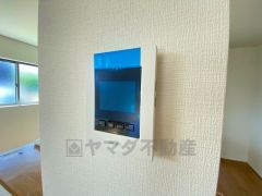 防犯性もばっちり、TVモニター付きインターフォン完備。大きなモニターで玄関先を確認できます。録画機能が付いているので不在時の訪問者も確認できて安心です^^