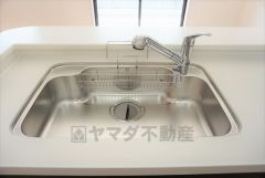 同仕様写真。広々とした凸型シンクに洗剤ポケットを標準装備。大きなお鍋など洗いやすいです。洗剤や石鹸、スポンジもすっきりできる収納付き。