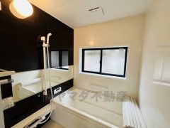 1日の疲れを癒すくつろぎのバスルーム。足を伸ばしてもゆったりと入れるサイズです。お子様と一緒にお風呂に入っても狭くないですね^^