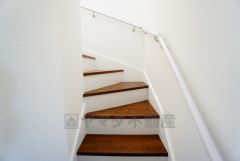 ご年配の方でも安心できる、手すり付き階段です＾＾段差も低めで設定されてますので安全性にも優れてますね＾＾