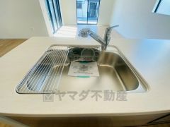 広々とした凸型シンクに洗剤ポケットを標準装備。大きなお鍋など洗いやすいです。洗剤や石鹸、スポンジもすっきりできる収納付き。