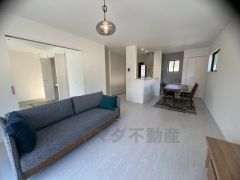 家族が集まる開放的なリビング。約18.5帖の大空間で毎日のお食事が楽しみです＾＾思い思いの時間を過ごしたり、家族みんなで食事をしたり、素敵な団らんの場になりますね。