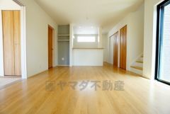 同仕様写真。大きな窓のあるリビングは、陽光あふれる明るい空間です。居心地良く、ご家族皆がゆったり寛げる憩いの空間となりそうです。