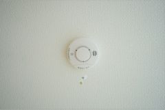 同仕様写真。火災報知器が設置されていることで、火災の発生をいち早く感知し、就寝中や留守中でも素早く危険を知らせてくれるため、家族の安全を確保し被害を最小限に抑えられます。