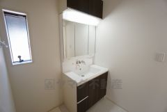 同仕様写真。三面鏡つき洗面台。鏡裏にたっぷりとした収納スペースがあります。鏡を閉めてしまえば小物は見えないため、スッキリとした印象の洗面台にできます。