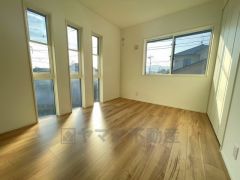 2面採光を確保した明るい室内は、風通しも良く、大変居心地の良い空間となっております。爽やかな風を感じて起きる朝は、快適生活の始まりに。