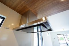 調理により発生する油煙や臭いを吸い込み、屋外へ排気してくれます。