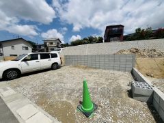 カースペースは停めやすい並列駐車2台付き。ご夫婦で1台ずつ所有できます＾＾ 前面道路は6ｍと駐車がスムーズにできます＾＾