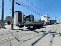 前面道路は8ｍと広々。 駐車がスムーズにできます＾＾ カースペースは停めやすい並列駐車2台付きです。