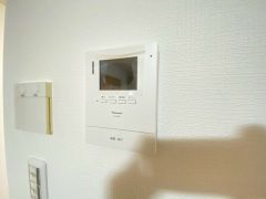 キッチン横からお湯張り、追い炊き、足し湯がボタン一つで楽々操作できる給湯機リモコンです＾＾忙しい夕飯の準備の時間帯に重宝しますね。