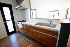 対面式カウンターキッチンでお子様の様子が見守れます。カウンタートップは耐熱性に優れており、日ごろのお掃除もふき取るだけでＯＫ。ステンレスシンクも簡単にお掃除できますよ。