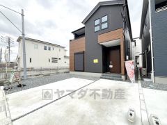 前面道路は広々6.34ｍ。 停めやすい並列駐車3台＾＾