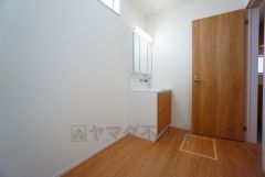 収納が隠れて使いやすい、シャワー付き三面鏡洗面ドレッサーです。朝の準備もぬかりなくできます。