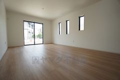 同仕様写真。大きな窓のあるリビングは、陽光あふれる明るい空間です。居心地良く、ご家族皆がゆったり寛げる憩いの空間となりそうです。