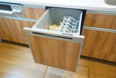 家事の時間が短縮できる食器洗浄乾燥機付。後片付けもラクラクです。 食器を洗う手間が減るので家族とのコミュニケーションの時間や自分の時間が増えますね。