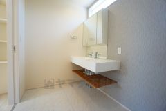 三面鏡つき洗面台。収納も一体型になっているので、ドライヤーやヘアアイロンの置き場に困りませんね。