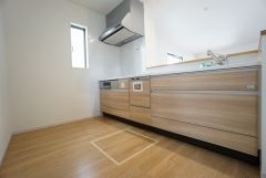 同仕様写真。対面式カウンターキッチンでお子様の様子が見守れます。カウンタートップは耐熱性に優れており、日ごろのお掃除もふき取るだけでＯＫ。ステンレスシンクも簡単にお掃除できますよ。