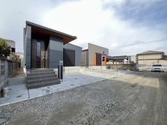 前面道路は4.4ｍ。最新の設備で気持ちの良い新生活を送りませんか。毎日のお料理やバスタイムが楽しみになりますね。お気に入りの家具とインテリアで素敵な部屋を作りましょう。