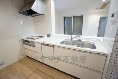 リビングやダイニングからキッチン周りが丸見えにならない対面式キッチン。テレビ鑑賞や家族との対話がしやすく、ご家族の温かい時間を演出します。