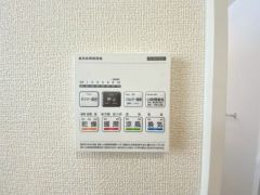 雨の日の洗濯も安心できる浴室暖房乾燥機付き浴室。リモコンで操作もボタン1つで簡単。 浴室暖房乾燥機には、暖房、乾燥、涼風、換気の4つの機能が付いています。タイマー付きです。