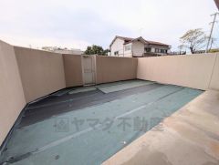 専用庭では、好きな花や植物を育てて楽しむことができ、戸建てに近い住み心地を実感できます