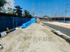 前面道路は南側8.1ｍ。 カースペース2台。 ご夫婦で1台ずつ所有出来ます＾＾
