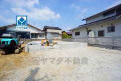 新飯塚駅まで徒歩10分の西鉄バス麻生塾停から乗車5分。コンビニまで徒歩3分。