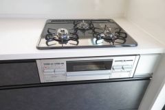 3種類の料理が同時に調理できる、3口ガスコンロ。忙しい夕食の支度時間が短縮できて嬉しいですね。