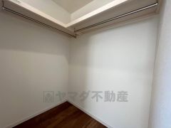 収納量たっぷりのWICです。ハンガーパイプ付で散らかりがちな洋服類もきれいに整理できます。使用頻度が少ないものは枕棚の上に、足元には3段ボックスを置いて、フル活用できるクローゼットです＾＾