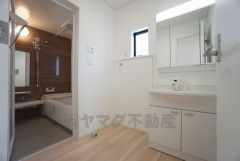 同仕様写真。三面鏡つき洗面台。収納も一体型になっているので、ドライヤーやヘアアイロンの置き場に困りませんね。