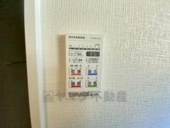 浴室暖房乾燥機には、暖房、乾燥、涼風、換気の4つの機能が付いています。タイマー付きです。