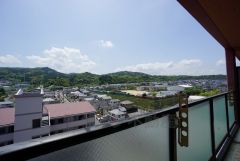 バルコニーからの眺望です＾前面に遮るものがなく景色を一望できます。南向きで、日当たりも良好。お洗濯物が良く乾きます。