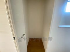 2F廊下収納です。お部屋のクローゼットに入りきらなかった日用品や普段あまり使わないものなどの収納に便利です＾＾