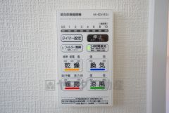 同仕様写真。浴室暖房乾燥機には、暖房、乾燥、涼風、換気の4つの機能が付いています。タイマー付きです。