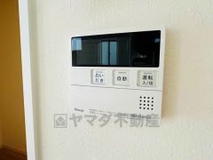 給湯器リモコンはキッチン横からボタンひとつで操作が楽々。通話ボタン付きでお子様とも会話ができて安心です。