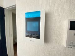 防犯性もばっちり、TVモニター付きインターフォン完備。大きなモニターで玄関先を確認できます。録画機能が付いているので不在時の訪問者も確認できて安心です^^